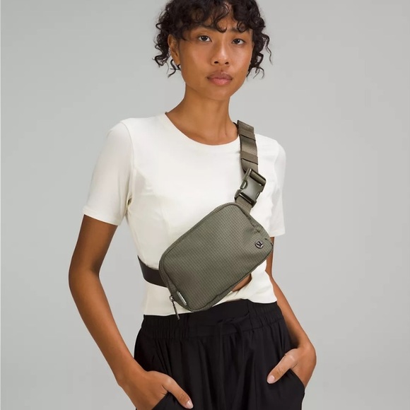 NWT Lululemon Everywhere Belt Bag Carob Brown - Picture 3 of 4